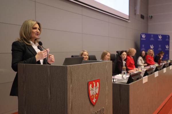 O sile kobiet w działaniach społecznych- kliknij aby powiększyć