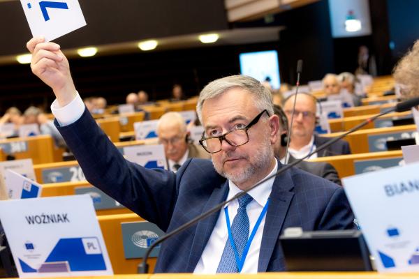 Marszałek Marek Woźniak podczas sesji plenarnej w Europejskim Komitecie Regionów- kliknij aby powiększyć