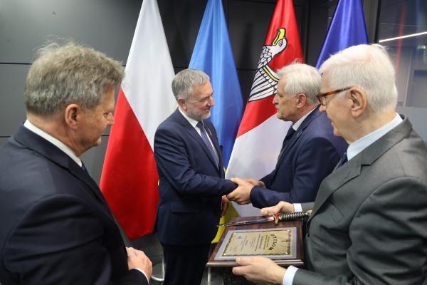 Wielkopolscy rzemieślnicy nagrodzili Marszałka Woźniaka- kliknij aby powiększyć