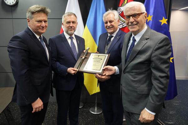 Wielkopolscy rzemieślnicy nagrodzili Marszałka Woźniaka- kliknij aby powiększyć