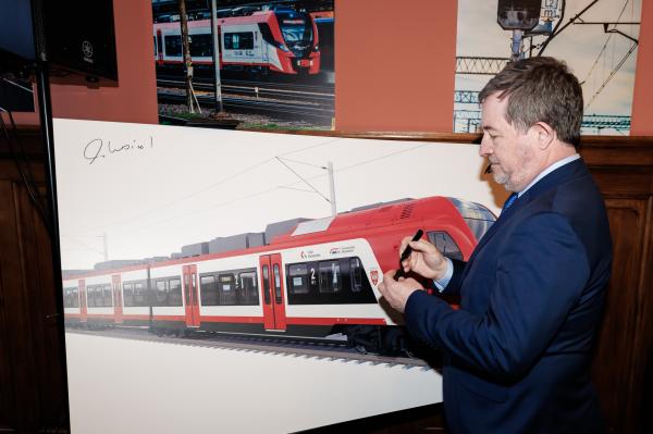 Największy kontrakt w historii regionu podpisany. FLIRT-y pojawią się na wielkopolskich torach - kliknij aby powiększyć