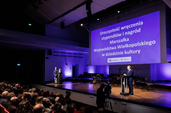 Marszałek wręczył stypendia i nagrody kulturalne- kliknij aby powiększyć