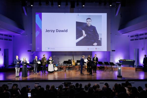 Marszałek wręczył stypendia i nagrody kulturalne- kliknij aby powiększyć