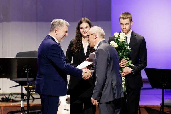 Marszałek wręczył stypendia i nagrody kulturalne- kliknij aby powiększyć