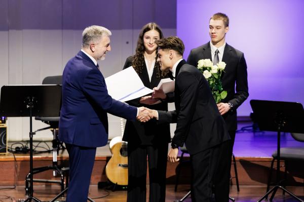 Marszałek wręczył stypendia i nagrody kulturalne- kliknij aby powiększyć