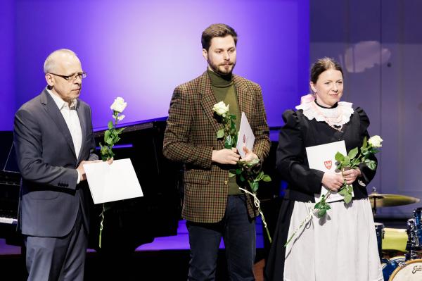 Marszałek wręczył stypendia i nagrody kulturalne- kliknij aby powiększyć