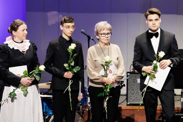 Marszałek wręczył stypendia i nagrody kulturalne- kliknij aby powiększyć