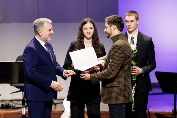 Marszałek wręczył stypendia i nagrody kulturalne- kliknij aby powiększyć