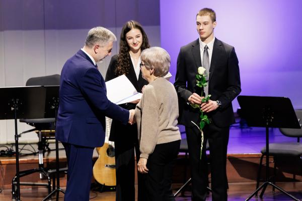 Marszałek wręczył stypendia i nagrody kulturalne- kliknij aby powiększyć