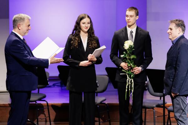 Marszałek wręczył stypendia i nagrody kulturalne- kliknij aby powiększyć