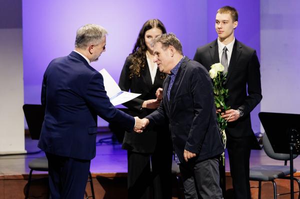 Marszałek wręczył stypendia i nagrody kulturalne- kliknij aby powiększyć