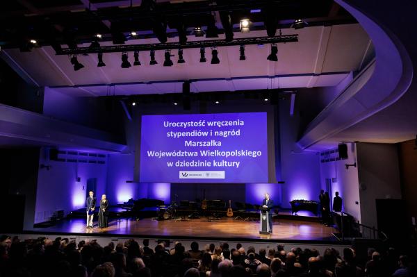 Marszałek wręczył stypendia i nagrody kulturalne- kliknij aby powiększyć