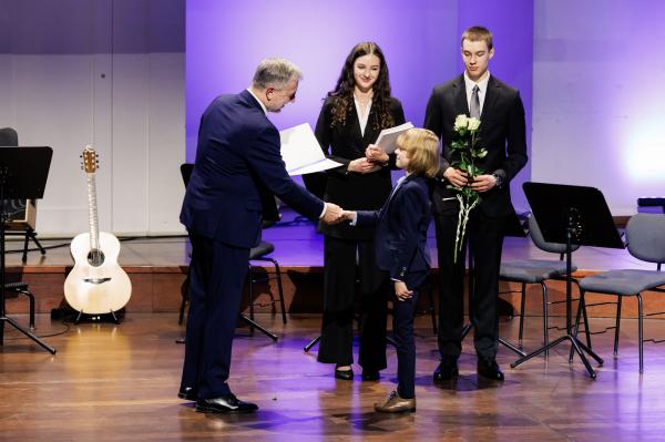 Marszałek wręczył stypendia i nagrody kulturalne- kliknij aby powiększyć