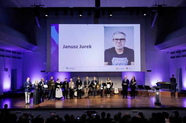 Marszałek wręczył stypendia i nagrody kulturalne- kliknij aby powiększyć