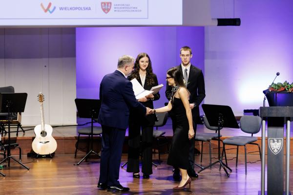 Marszałek wręczył stypendia i nagrody kulturalne- kliknij aby powiększyć