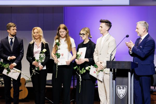 Marszałek wręczył stypendia i nagrody kulturalne- kliknij aby powiększyć