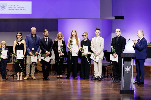 Marszałek wręczył stypendia i nagrody kulturalne- kliknij aby powiększyć