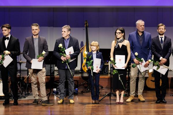 Marszałek wręczył stypendia i nagrody kulturalne- kliknij aby powiększyć