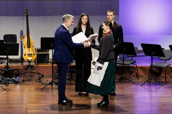 Marszałek wręczył stypendia i nagrody kulturalne- kliknij aby powiększyć