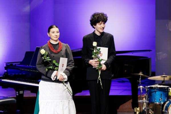 Marszałek wręczył stypendia i nagrody kulturalne- kliknij aby powiększyć