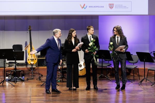 Marszałek wręczył stypendia i nagrody kulturalne- kliknij aby powiększyć