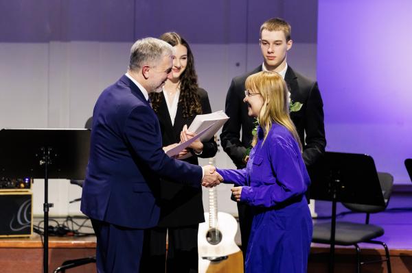 Marszałek wręczył stypendia i nagrody kulturalne- kliknij aby powiększyć