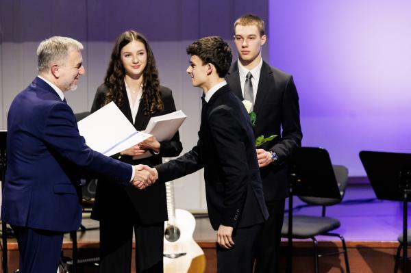 Marszałek wręczył stypendia i nagrody kulturalne- kliknij aby powiększyć