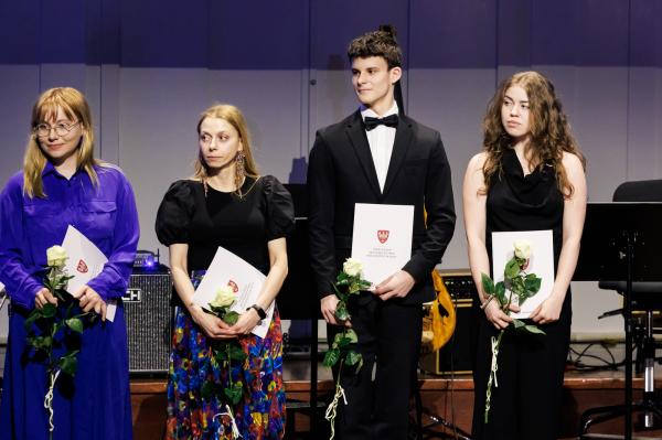 Marszałek wręczył stypendia i nagrody kulturalne- kliknij aby powiększyć