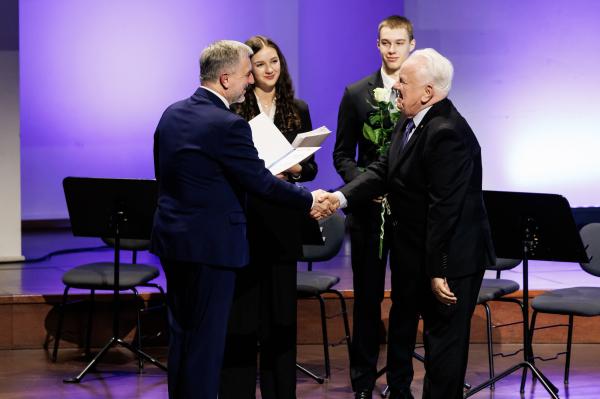 Marszałek wręczył stypendia i nagrody kulturalne- kliknij aby powiększyć