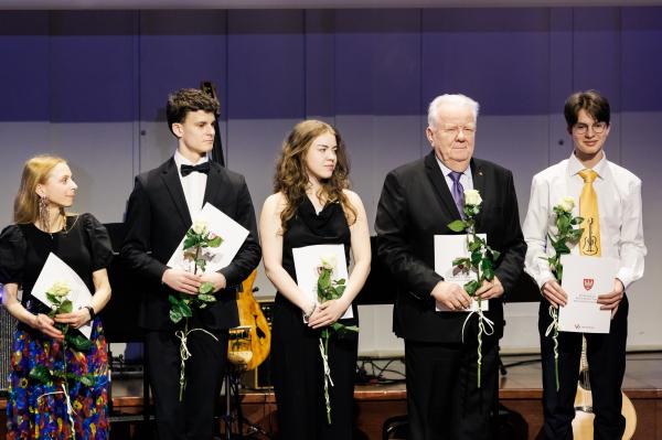 Marszałek wręczył stypendia i nagrody kulturalne- kliknij aby powiększyć