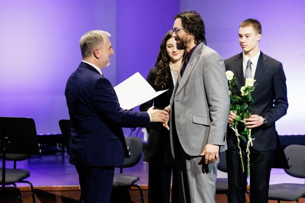 Marszałek wręczył stypendia i nagrody kulturalne- kliknij aby powiększyć