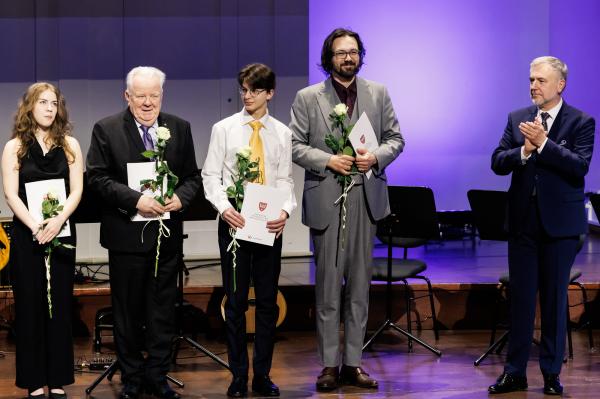 Marszałek wręczył stypendia i nagrody kulturalne- kliknij aby powiększyć