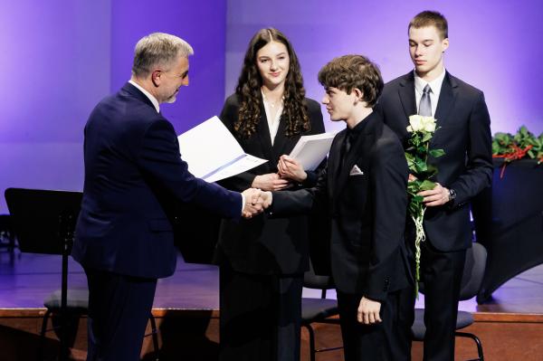 Marszałek wręczył stypendia i nagrody kulturalne- kliknij aby powiększyć