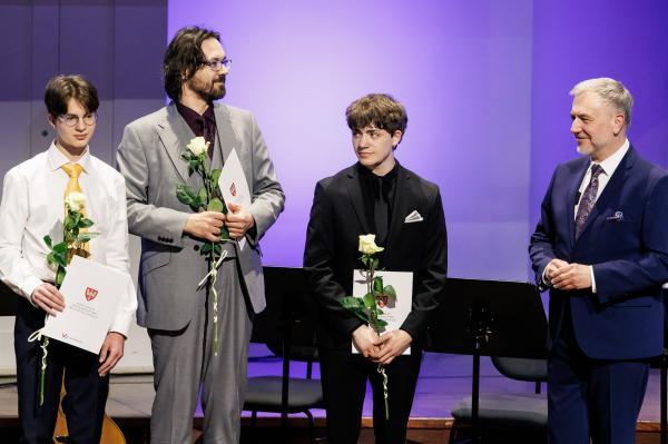 Marszałek wręczył stypendia i nagrody kulturalne- kliknij aby powiększyć