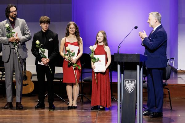 Marszałek wręczył stypendia i nagrody kulturalne- kliknij aby powiększyć