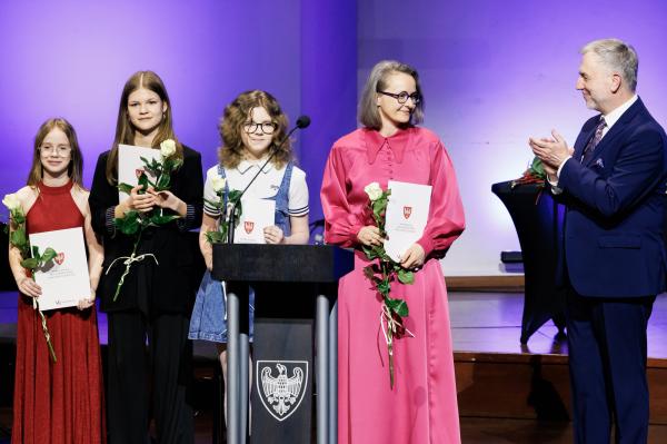 Marszałek wręczył stypendia i nagrody kulturalne- kliknij aby powiększyć