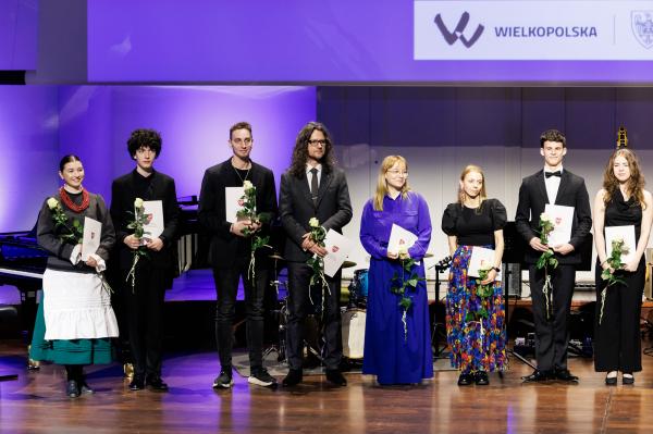 Marszałek wręczył stypendia i nagrody kulturalne- kliknij aby powiększyć