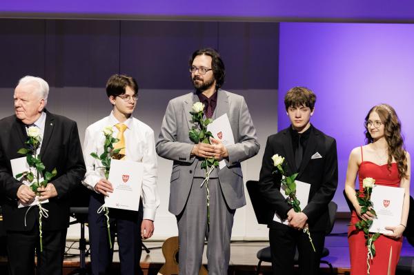 Marszałek wręczył stypendia i nagrody kulturalne- kliknij aby powiększyć