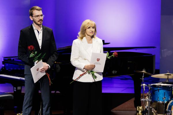 Marszałek wręczył stypendia i nagrody kulturalne- kliknij aby powiększyć