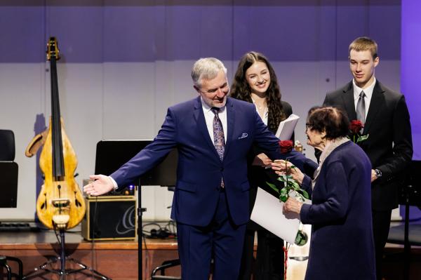 Marszałek wręczył stypendia i nagrody kulturalne- kliknij aby powiększyć