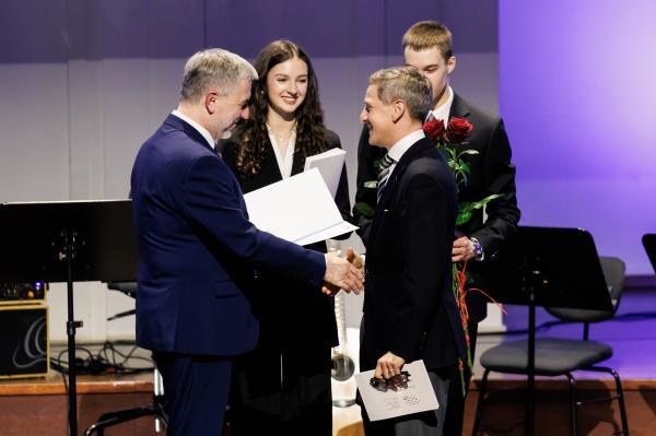 Marszałek wręczył stypendia i nagrody kulturalne- kliknij aby powiększyć