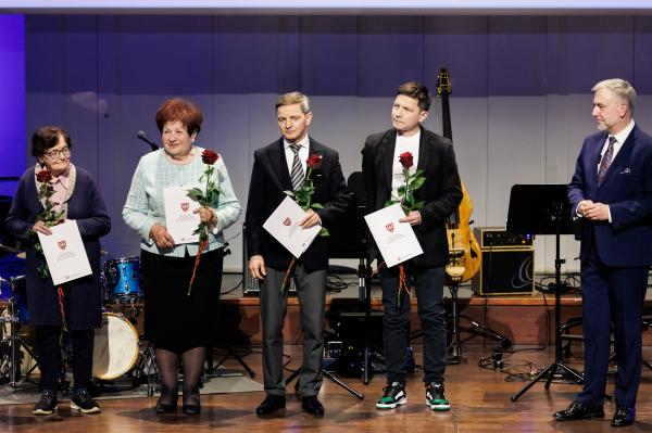 Marszałek wręczył stypendia i nagrody kulturalne- kliknij aby powiększyć