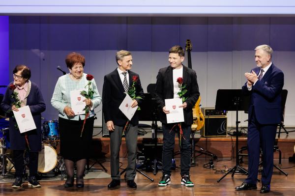 Marszałek wręczył stypendia i nagrody kulturalne- kliknij aby powiększyć