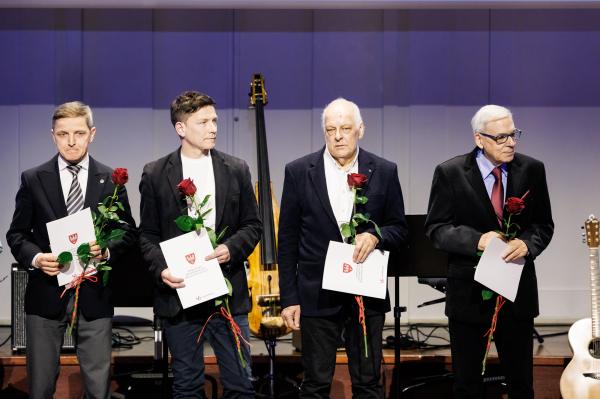 Marszałek wręczył stypendia i nagrody kulturalne- kliknij aby powiększyć