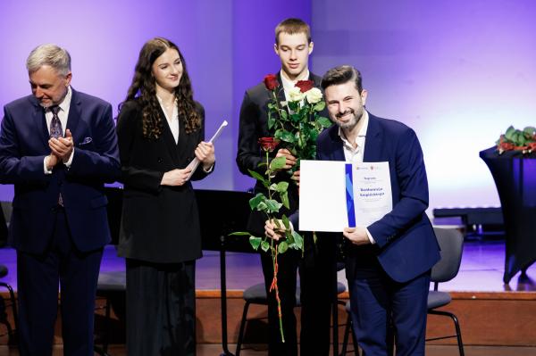 Marszałek wręczył stypendia i nagrody kulturalne- kliknij aby powiększyć
