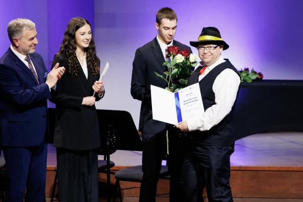 Marszałek wręczył stypendia i nagrody kulturalne- kliknij aby powiększyć