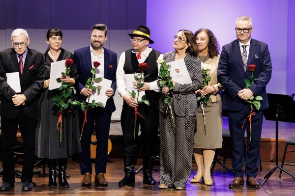 Marszałek wręczył stypendia i nagrody kulturalne- kliknij aby powiększyć