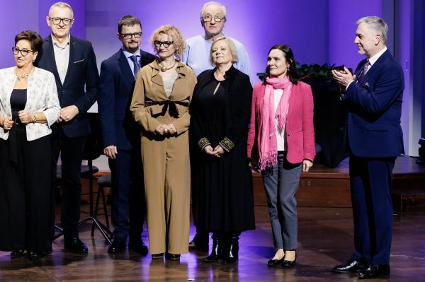 Marszałek wręczył stypendia i nagrody kulturalne- kliknij aby powiększyć