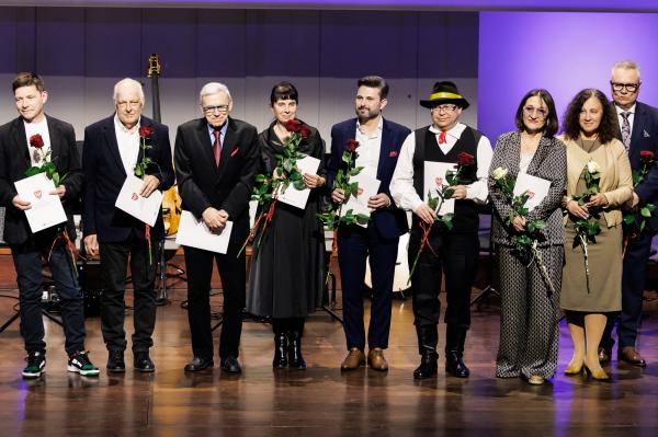 Marszałek wręczył stypendia i nagrody kulturalne- kliknij aby powiększyć