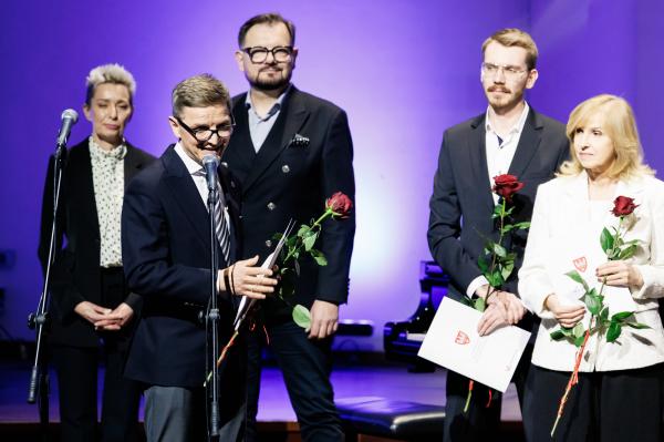 Marszałek wręczył stypendia i nagrody kulturalne- kliknij aby powiększyć